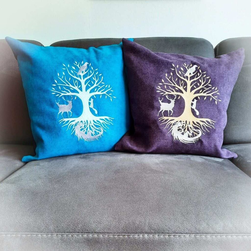 vign 24-08-08 VR Kissenbezug 50x50 Türkis-Pflaume_Weltenbaum 04